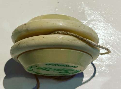 A Genuine South African green and cream SPRITE soda 1978 SPINNER Russell Yo-Yo