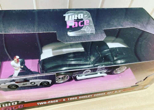 Batman TWO FACE figure and Shelby Cobra carboxset - Jada Toys