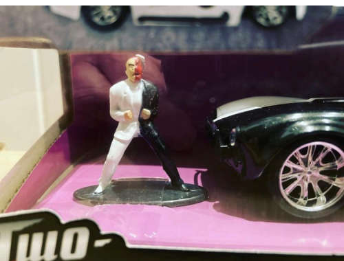 Batman TWO FACE figure and Shelby Cobra carboxset - Jada Toys