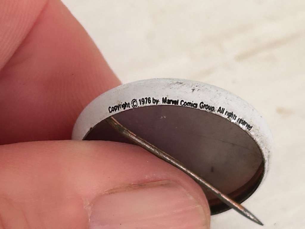 Marvel Comics 1976 Bronze Age CAPTAIN AMERICA pin badge - 100% original and licensed item. Imported