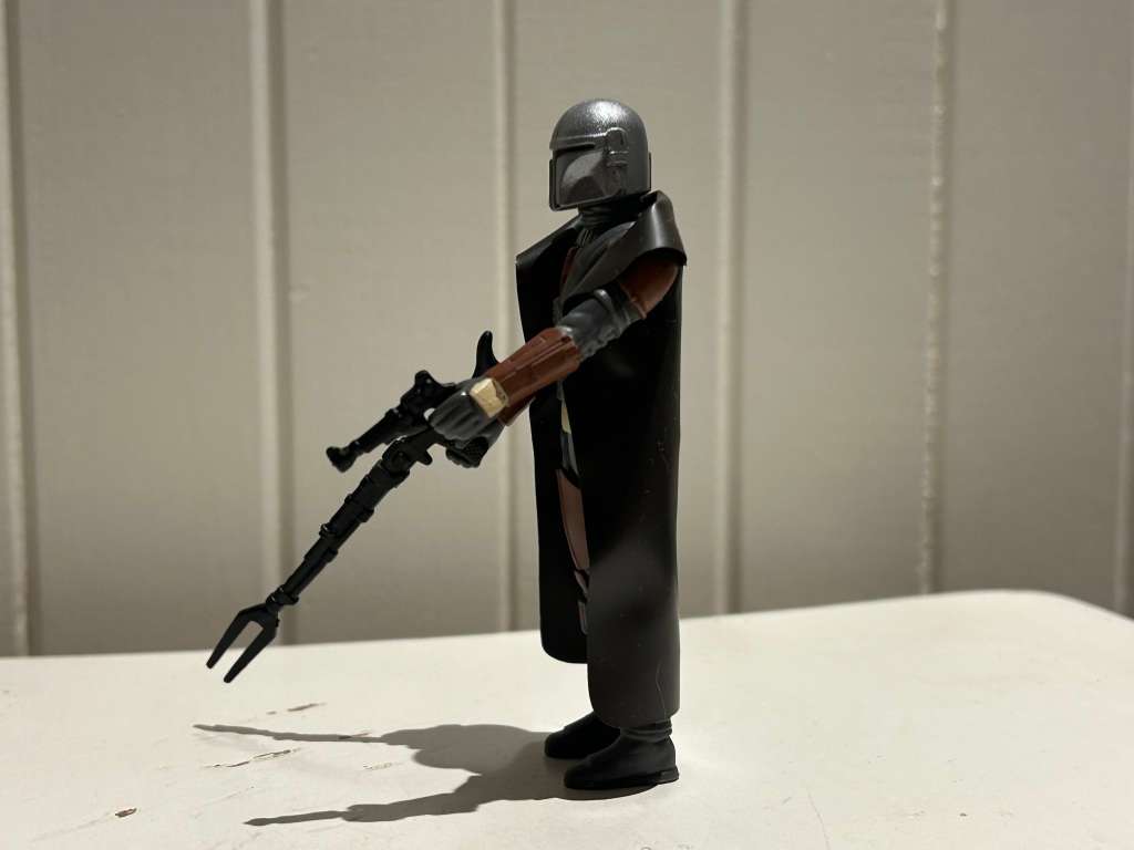 THE MANDALORIAN action figure from the THE Kenner Hasbro Toys STAR WARS RETRO series