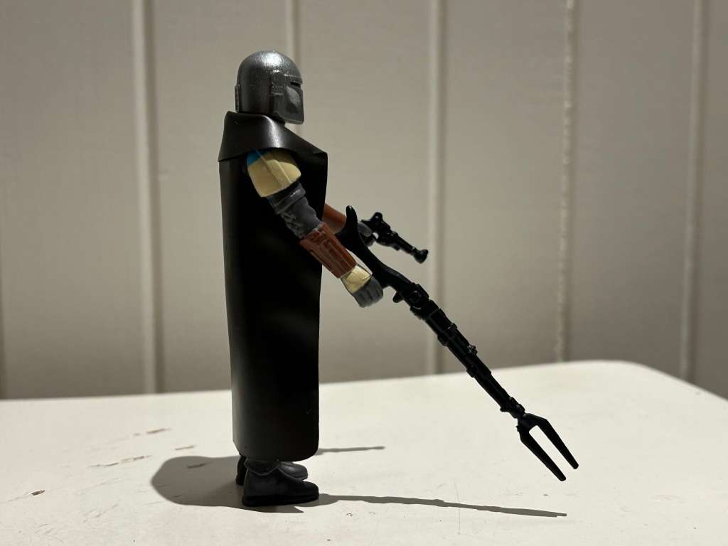 THE MANDALORIAN action figure from the THE Kenner Hasbro Toys STAR WARS RETRO series