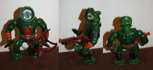 LEECH with maroon Crossbow complete from He-man Masters of the universe  - 1984 28 years old!