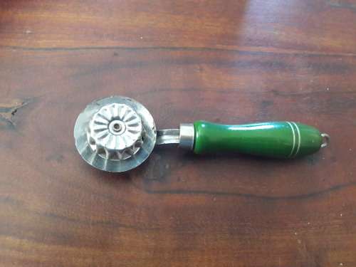 VINTAGE NUTBROWN PIE EDGER