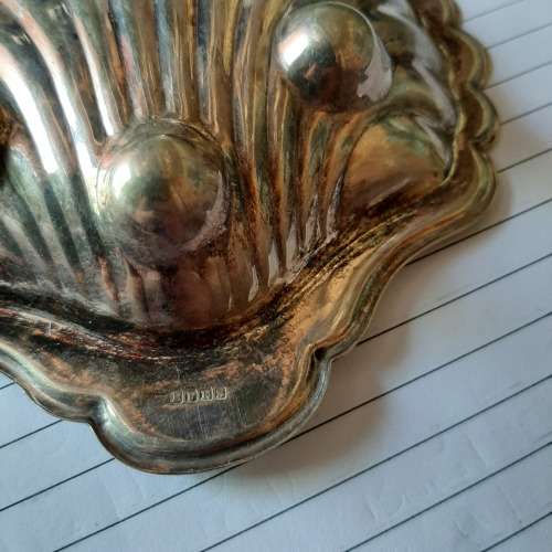 Metal shell with glass insirt