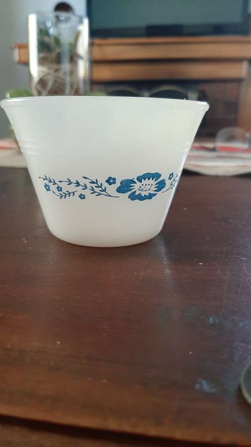 Milk glass bowl small