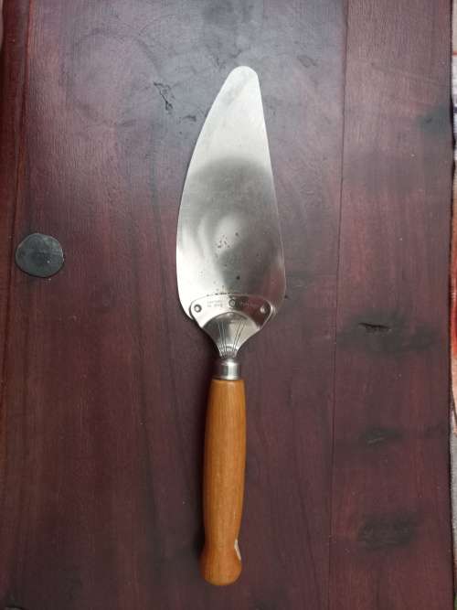 Sky-line cake lifter or scoop