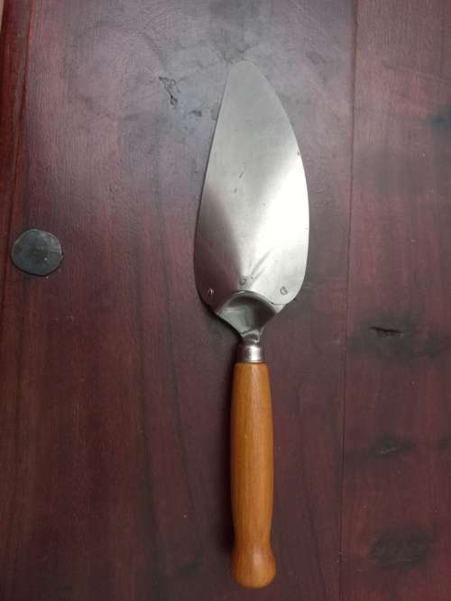 Sky-line cake lifter or scoop