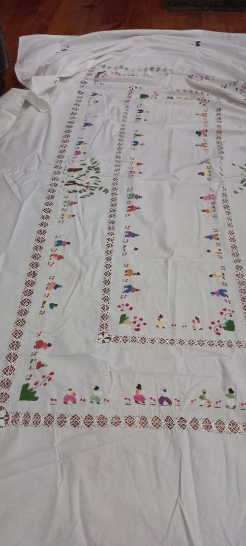 Hand embroidery table cloth vintage with servettes