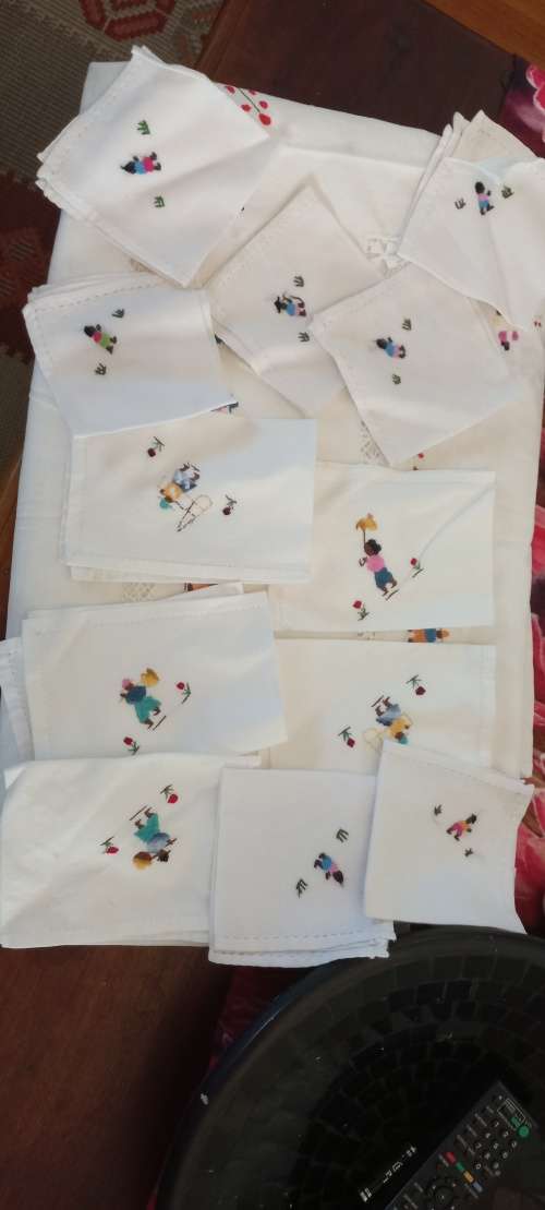 Hand embroidery table cloth vintage with servettes