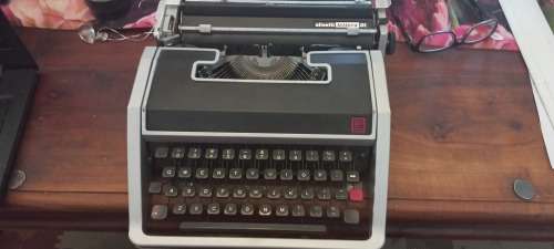Olivetti lettera dl tipe typewriter