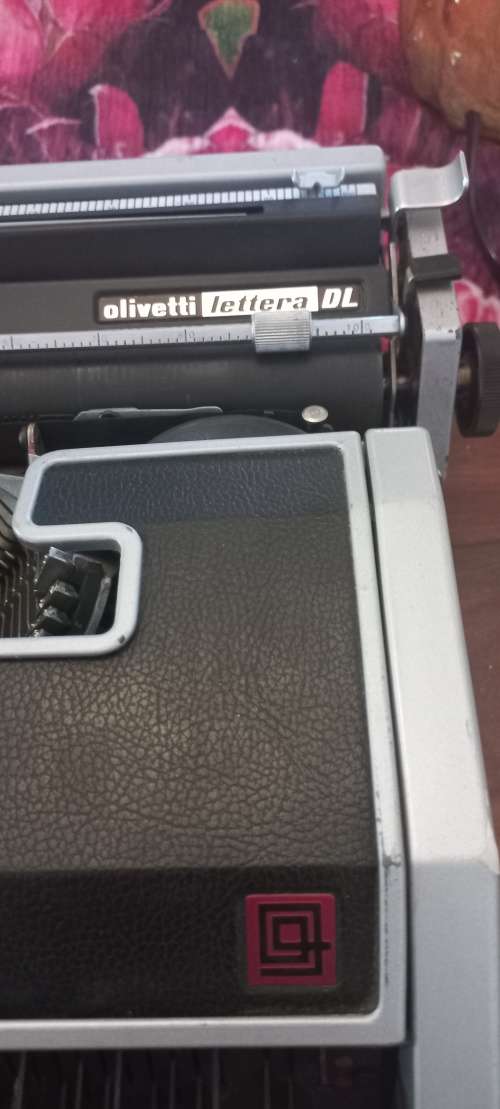 Olivetti lettera dl tipe typewriter