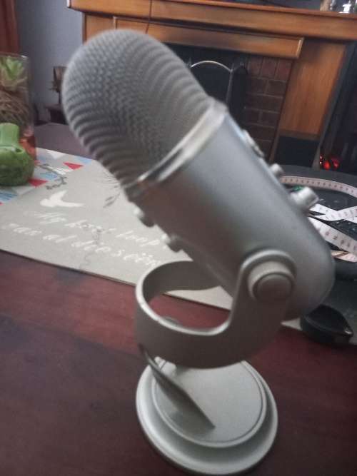 Blue Yeti USB Condenser Microphone Multi-Pattern Podcast Voiceover