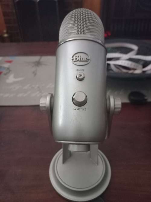 Blue Yeti USB Condenser Microphone Multi-Pattern Podcast Voiceover