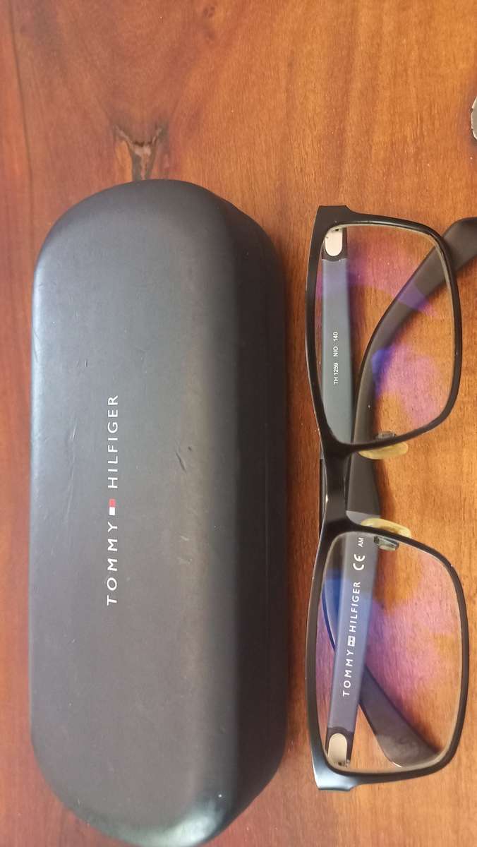 Tommy hilfiger reading glasses