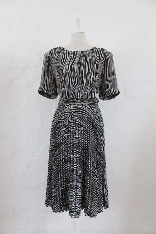 VINTAGE ZEBRA PRINT BLACK WHITE PLEATED BELTED DRESS - SIZE 18