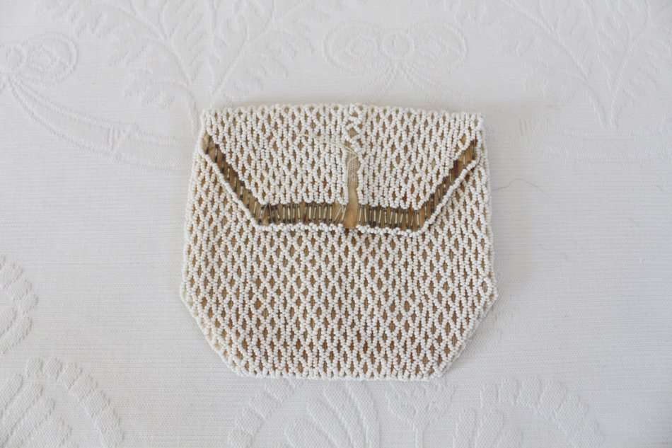 VINTAGE BEADED WHITE SMALL COIN PURSE