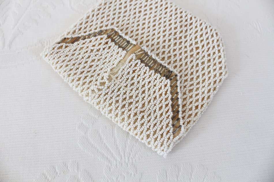 VINTAGE BEADED WHITE SMALL COIN PURSE