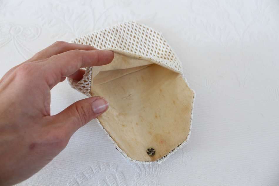 VINTAGE BEADED WHITE SMALL COIN PURSE