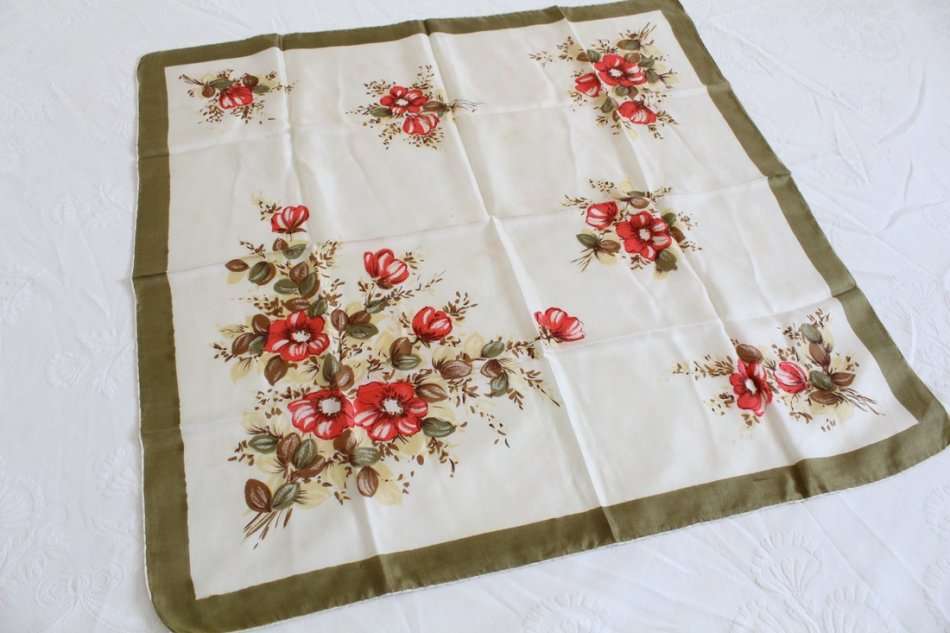 100% SILK VINTAGE FLORAL PRINT GREEN WHITE SCARF