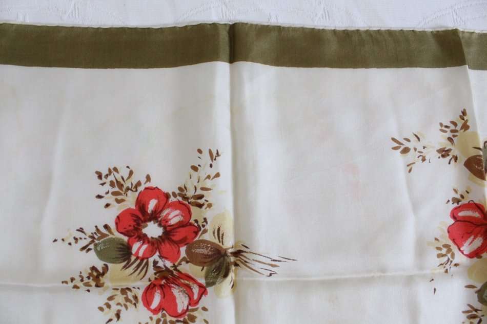 100% SILK VINTAGE FLORAL PRINT GREEN WHITE SCARF