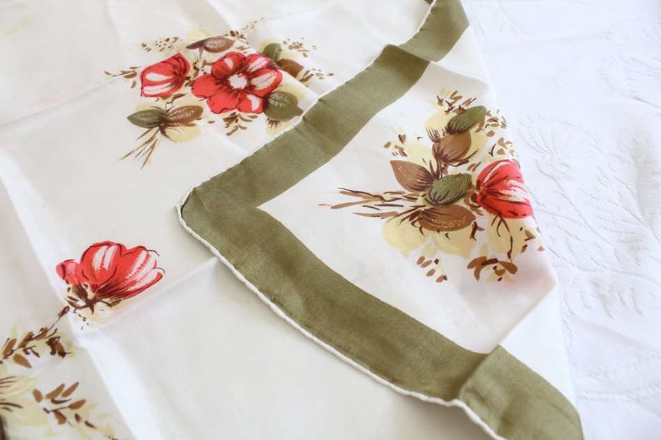 100% SILK VINTAGE FLORAL PRINT GREEN WHITE SCARF