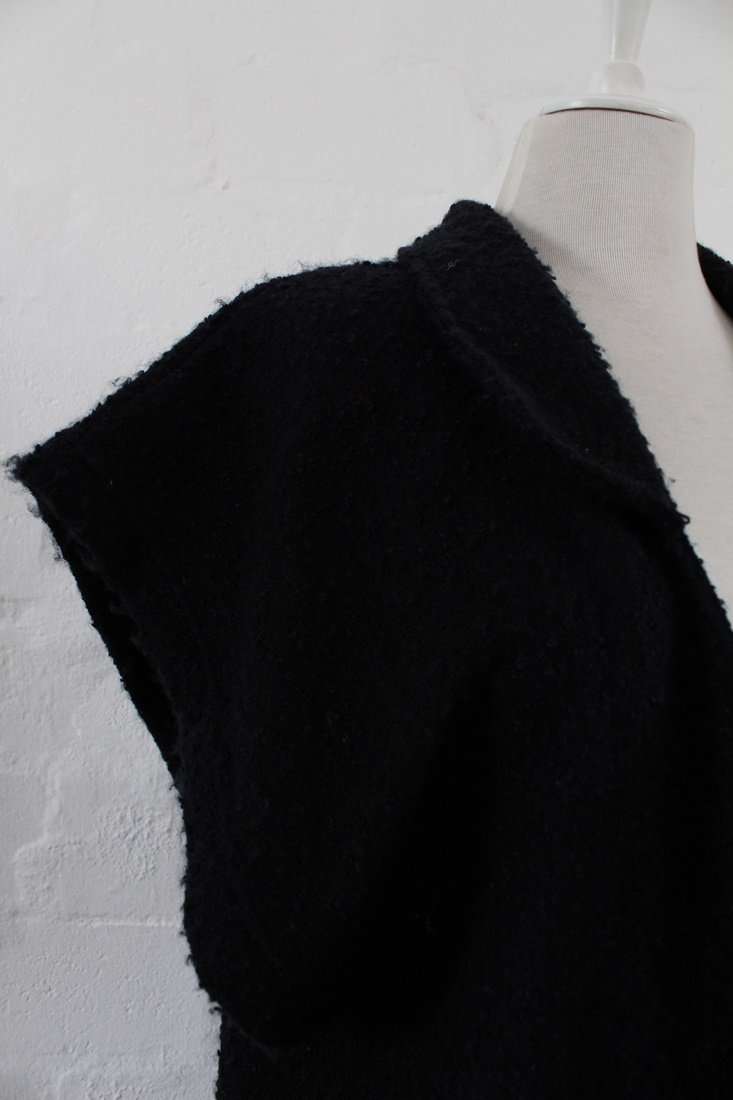 VINTAGE BOUCLE KNIT BLACK TWO PIECE SKIRT JACKET SUIT - SIZE 14