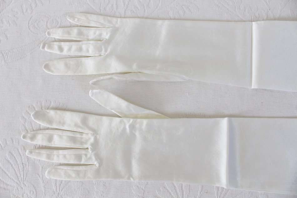 VINTAGE WHITE SATIN LONG OPERA GLOVES