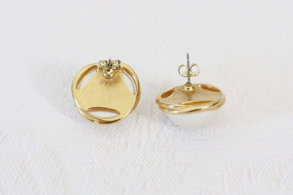 VINTAGE FAUX PEARL GOLD PLATED PIERCED COSTUME EARRINGS