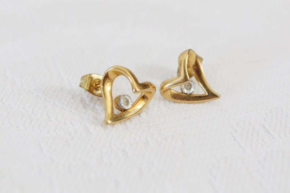 VINTAGE HEART GOLD PLATED RHINESTONE PIERCED EARRINGS