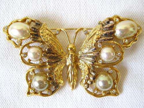 VINTAGE LARGE GOLD PLATED FAUX PEARL RHINESTONE BUTTERFLY COSTUME BROOCH PIN