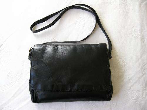 VINTAGE BLACK GENUINE LEATHER SMALL SLING MESSENGER FLAP BAG