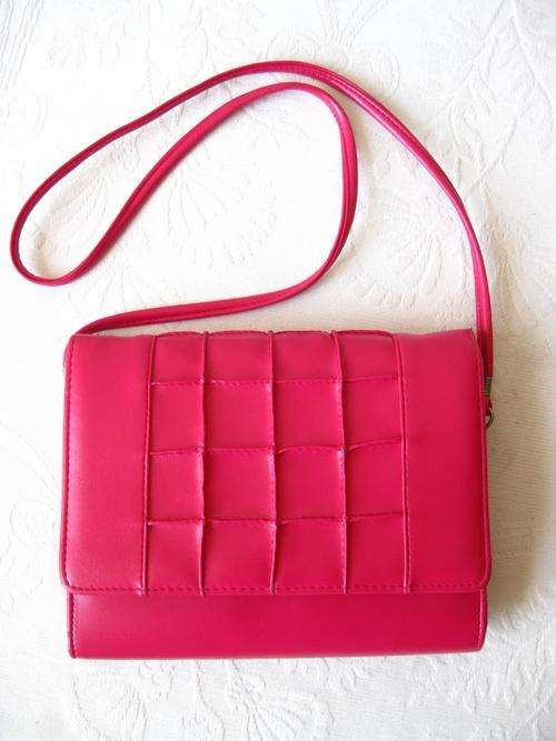 *CLEARANCE SALE* VINTAGE HOT PINK FAUX LEATHER VINYL MESSENGER FLAP SLING BAG HANDBAG