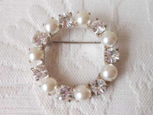 VINTAGE FAUX PEARL RHINESTONE DIAMANTE SILVER PLATED ROUND CIRCLE BROOCH PIN