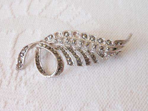 VINTAGE MARCASITE STONE SILVER PLATED LEAF BROOCH PIN