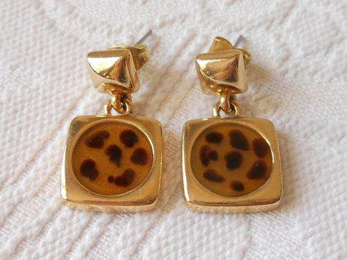 VINTAGE GOLD PLATED LEOPARD PRINT RESIN DANGLE EARRINGS - PIERCED