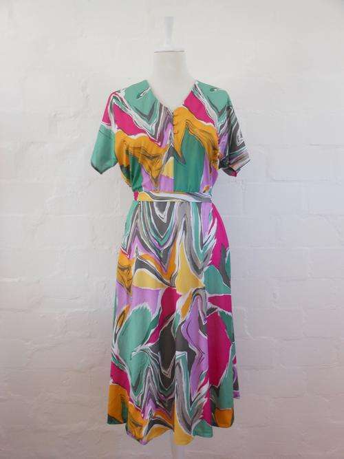 VINTAGE RETRO SWIRL PRINT PINK GREEN YELLOW TIE WAIST DRESS - SIZE 18
