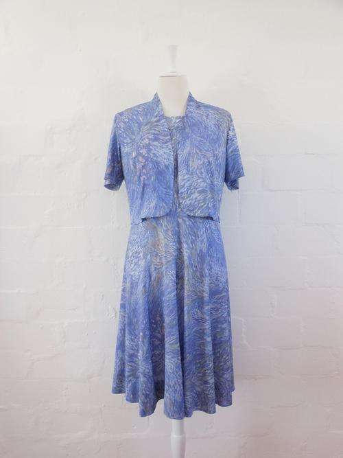 VINTAGE BLUE PRINTED SLEEVELESS TWO PIECE SUIT DRESS TOP JACKET SET - SIZE 12