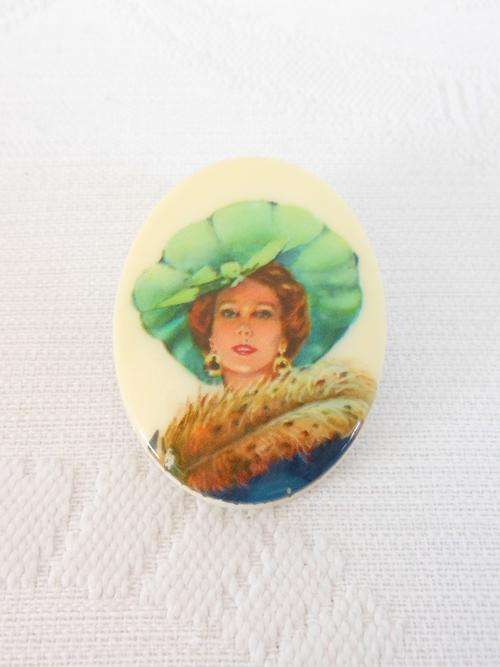 VINTAGE VICTORIAN LADY PRINTED PORTRAIT PLASTIC OVAL BROOCH PIN