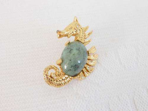 VINTAGE SEAHORSE GENUINE SEMI-PRECIOUS GREEN STONE GOLD PLATED BROOCH PIN