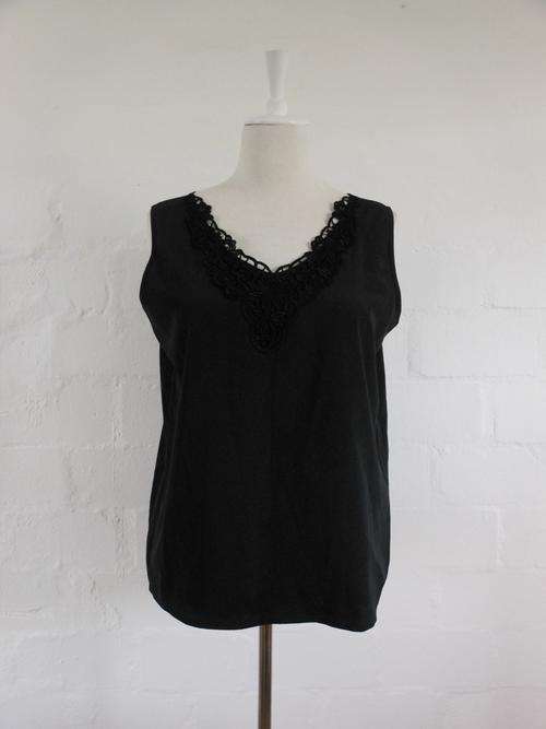 *CLEARANCE SALE - 33% OFF* VINTAGE BLACK SLEEVELESS LACE SINGLET TOP BLOUSE - SIZE 14