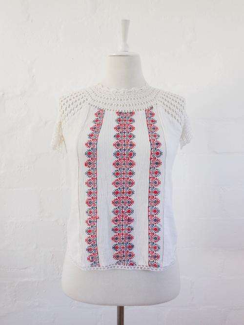 VINTAGE CROCHET EMBROIDERED WHITE RED GYPSY TOP BLOUSE - SIZE SMALL