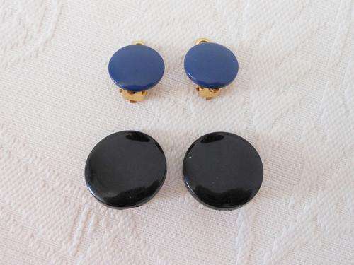 VINTAGE LOT OF 2 PLASTIC BLUE BLACK CLIP-ON EARRINGS