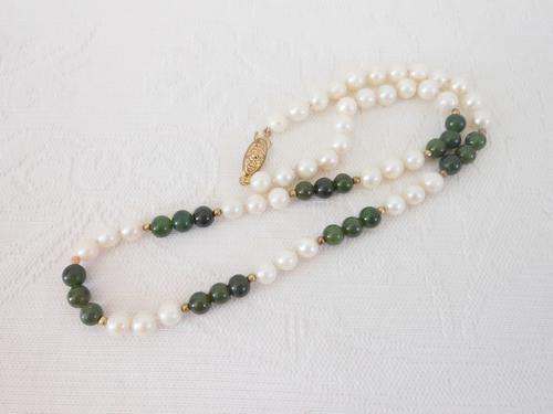 VINTAGE FAUX PEARL JADE GREEN BEADED NECKLACE
