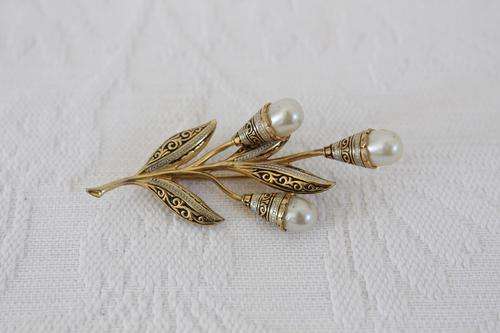 VINTAGE GOLD PLATED FLOWER LEAF FAUX PEARL BROOCH PIN