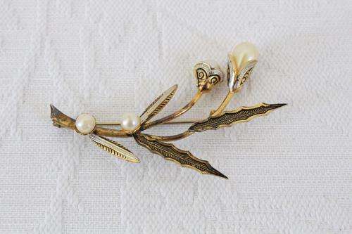 VINTAGE FAUX PEARL GOLD PLATED LEAF FLOWER BROOCH PIN