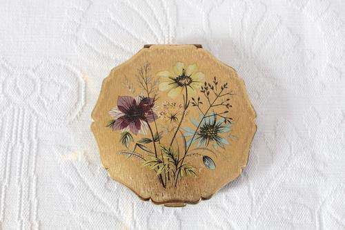 STRATTON ENGLAND VINTAGE GOLD TONE FLOWER MAKE-UP POWDER COMPACT MIRROR