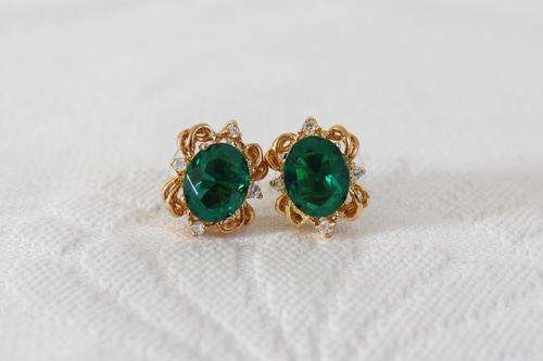 VINTAGE GREEN RHINESTONE CRYSTAL GOLD PLATED STUD EARRINGS - PIERCED