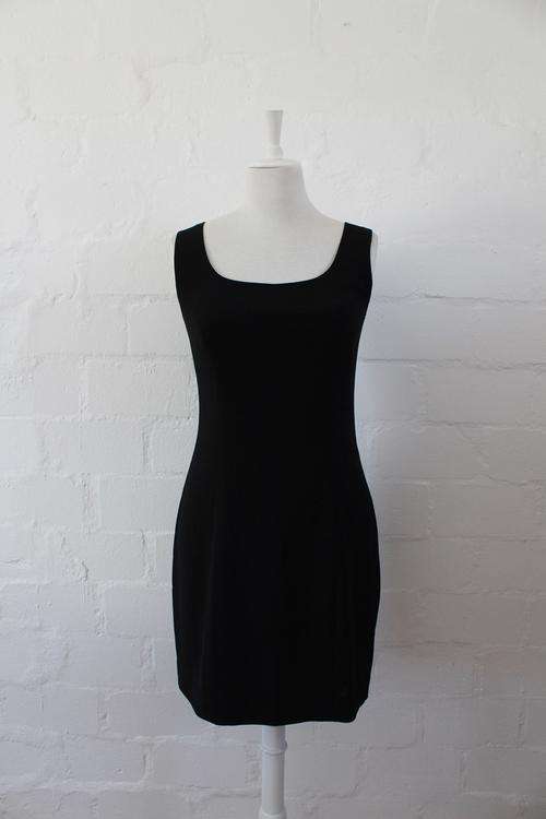 VINTAGE BLACK SIMPLE SCOOP NECK FITTED DRESS - SIZE 10