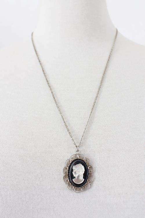 VINTAGE FAUX CAMEO SILVER PLATED FILIGREE PENDANT NECKLACE